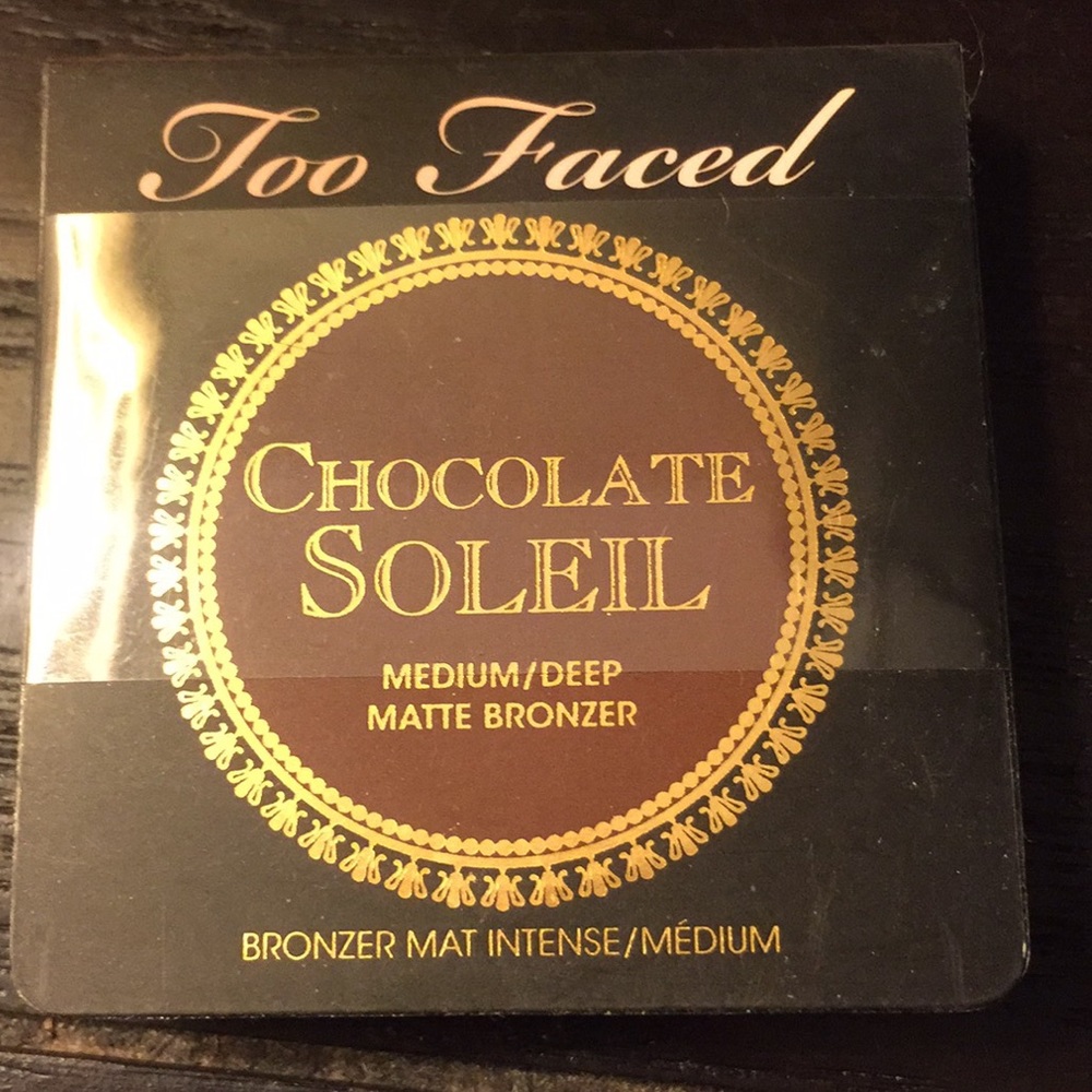 Two Faced Chocolate Soleil Med/Deep Matte Bronzer